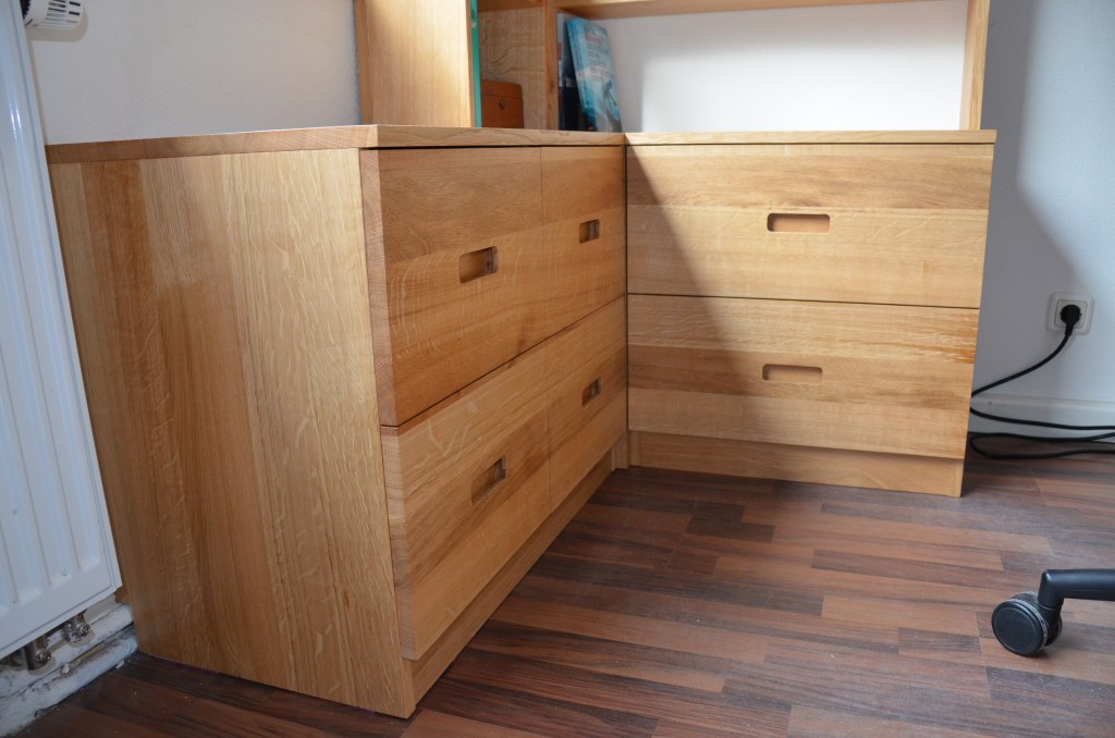 Beistellmöbel mit Bücherregal